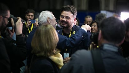 Gabriel Rufián (en el centro) se abraza con Ernest Maragall tras conocerse el escrutinio este domingo.