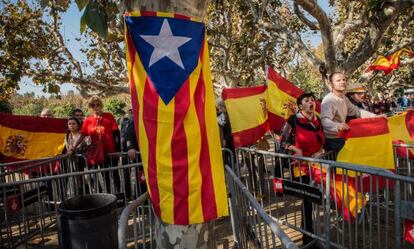 Manifestantes con banderas de España junto a una enseña independentista, ayer ante el Parlament.