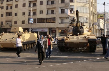  Al menos tres tanques se despliegan fuera del palacio el jueves en una calle donde los partidarios y opositores del presidente Mohamed Morsi.