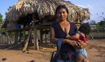 Una mujer de la tribu emberá sostiene en brazos a su mujer en Alto Playona, Panamá.