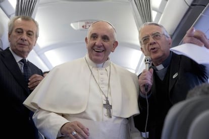 El Papa a l'avió amb periodista durant un viatge el novembre del 2014.