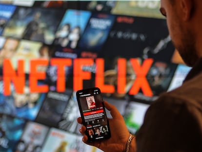 Un usuario de Netflix con un teléfono móvil.