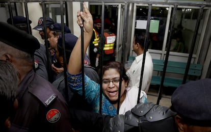 Una mujer llora mientras trata de hablar con la seguridad en un hospital local en Lahore, Pakistán.