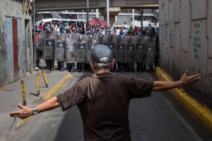 Un hombre protesta frente a la Guardia Nacional Bolivariana el pasado jueves.