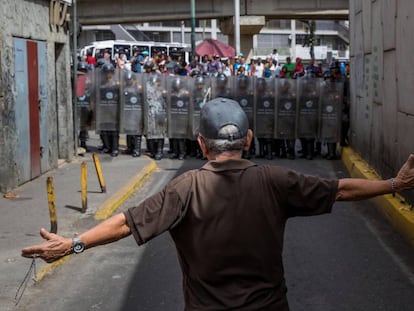 Un hombre protesta frente a la Guardia Nacional Bolivariana el pasado jueves.