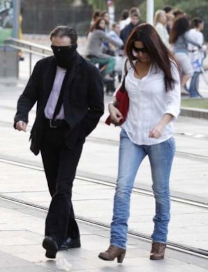 Javier Delgado y su novia, esta ma&ntilde;ana en los alrededores de los juzgados de Sevilla.