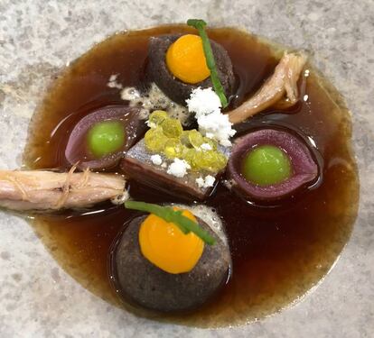 CALDO DE CAZA CON ÑOQUIS DE MORCILLA Y YEMAS SALADAS / CAPEL