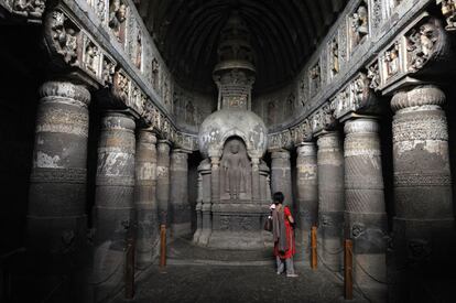 Tal vez fueran unos ascetas, pero los monjes del siglo II antes de Cristo que crearon las cuevas de Ajanta tenían sentido del espectáculo: treinta grutas excavadas en la roca de un acantilado. En la foto, la cueva 19.