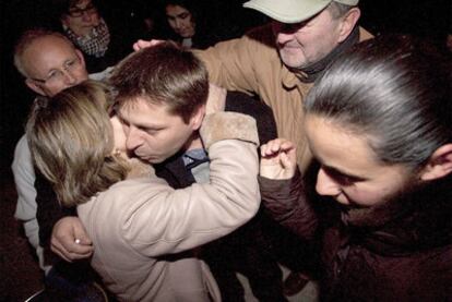 El concejal de Fisterra Santiago Insua se abraza a sus familiares tras quedar en libertad condicional.