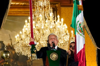 El presidente Andrés Manuel López Obrador, durante el Grito de Independencia, desde el balcón de Palacio Nacional. 