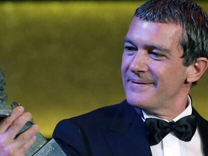 El actor Antonio Banderas y su Goya de Honor. EFE