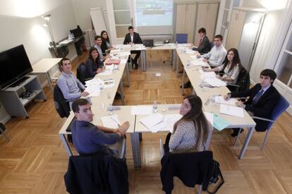 J&oacute;venes universitarios participan en un proceso de selecci&oacute;n.