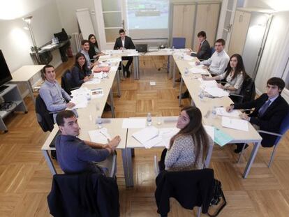 J&oacute;venes universitarios participan en un proceso de selecci&oacute;n.