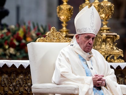 O papa Francisco celebra a primeira missa do ano, no Vaticano.