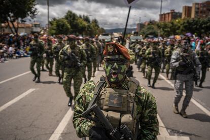 Un militar de fuerzas especiales durante el final de la marcha. 