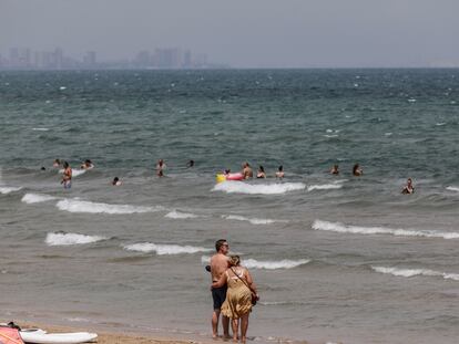 Decenas de bañistas en la playa de la Malvarrosa, en Valencia, el pasado lunes.