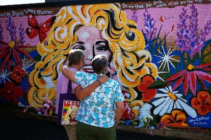 Fans visitan un mural de Dolly Parton en Nashville, Tennesee, este martes.