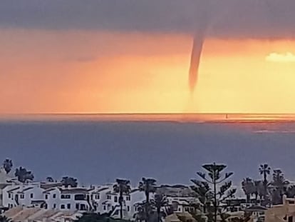 La manga marina se ha visto frente a la costa de Torrevieja.