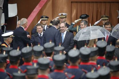 El presidente del Gobierno en funciones, Mariano Rajoy (c), saluda al presidente de Aragón, Javier Lambán mientras el ministro de Defensa, Pedro Morenés (i), saluda al presidente de Castilla-La Mancha.