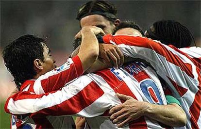 Jugadores del Atlético, Ibagaza, De los Santos, Aguilera y Musampa, felicitan a Torres tras su segundo gol.