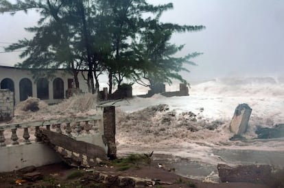 La costa de Kingston, la capital de Jamaica, en pleno impacto del huracán.