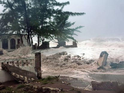 La costa de Kingston, la capital de Jamaica, en pleno impacto del huracán.
