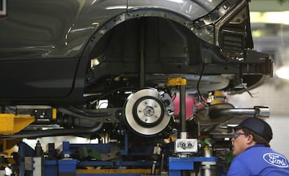 Un trabajador en la planta Ford de Almussafes (Valencia).