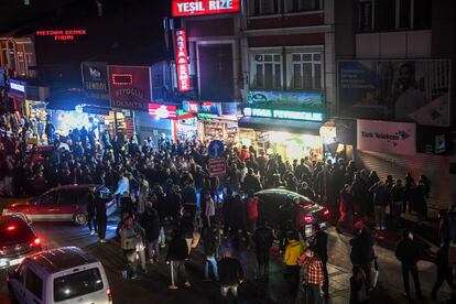 Aglomeraciones en torno a tiendas de alimentación en Estambul la noche del pasado viernes poco después de que se anunciase que, dos horas después, se impondría un estricto toque de queda de fin de semana para evitar contagios por el coronavirus.