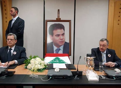 Un retrato de Pierre Gemayel ocupa el lugar del ministro asesinado, en la reunión de ayer del Gobierno libanés.
