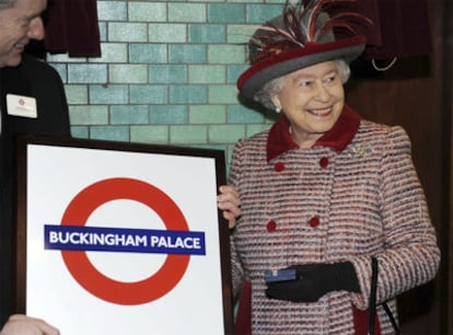 La reina Isabel, con un regalo de los trabajadores del metro.