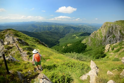 Una mujer practicando senderismo en la Ruta de los Picos de los Balcanes, en Bulgaria.