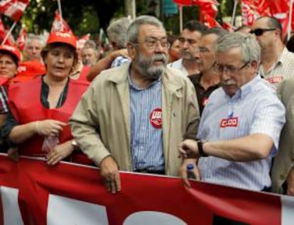 Los secretarios generales de CCOO y UGT, Ignacio Fernández Toxo y Cándido Méndez, conversan al inicio de una manifestación contra los recortes sociales el pasado 20 de junio. EFE/Archivo