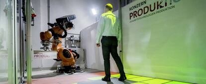 Volkswagen prueba con zonas de seguridad dinámicas para lograr una  cooperación segura entre los robots y los empleados de sus plantas.
 