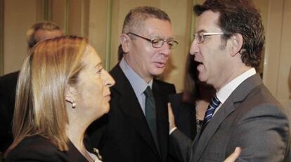 Feijóo, a la derecha, saluda a Ana Pastor y Alberto Ruiz Gallardón durante el desayuno informativo de Europa Press.