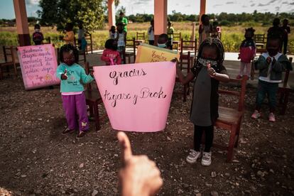 La escuela infantil del barrio cuatro de Massaca fue construida gracias al dinero recaudado en un concierto de los raperos Ayax y Prox en Madrid en 2019. Los alumnos cantan y bailan en el patio del centro y muestran un cartel agradeciendo el gesto a los músicos.