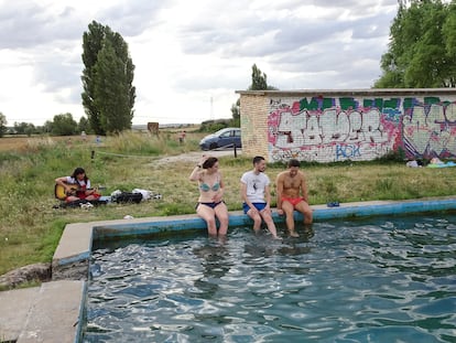 Una perforación de agua para regadío se transforma en piscina en Mazuelo de Muñó (Burgos).  