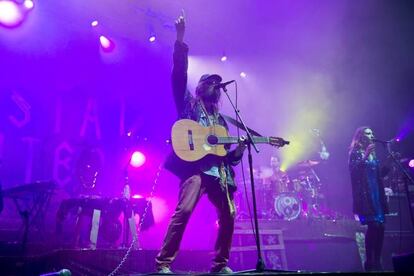 <strong>Quién, dónde y cuándo.</strong> Crystal Fighters. 12 de septiembre de 2014. Palma de Mallorca. </p> <strong>Por qué se canceló. </strong> El festival mallorquín Solar Fest y la promotora Houston Party anunciaban primero que el concierto de Crystal Fighters de esa noche quedaba suspendido por “motivos imprevistos“. Al mismo tiempo, se disparaban los rumores sobre el repentino fallecimiento de uno de sus integrantes, algo confirmado poco después por el grupo en un comunicado: “Queridos amigos y familia de Crystal Fighters, es con mucho dolor y enorme tristeza que anunciamos el trágico fallecimiento de nuestro batería y amigo, Andrea Marongiu. Estamos completamente destrozados y no podemos contener las lágrimas mientras escribimos esto. Andrea, gracias por toda la alegría y vida que has traído a la banda y a nuestras vidas durante los últimos cuatro años. Te queremos y te echamos de menos más de lo que las palabras pueden explicar ahora mismo". </p> <strong>Momento de máxima tensión.</strong> Tratándose de una muerte inesperada -durante la noche anterior-, todo el mundo comprendió la terrible situación por la que estaban pasando los músicos, de manera que las redes sociales se inundaron rápidamente de mensajes de condolencia de fans no solo de Mallorca, si no de todo el mundo. La banda terminó cancelando toda su agenda para las semanas siguientes, en otra decisión que también fue lógicamente entendida. El grupo mallorquín L.A. fue el encargado de sustituir a Crystal Fighters aquella noche del 12 de septiembre de 2014 en un Solar Fest que siguió adelante en un ambiente enrarecido. </p> Crystal Fighters actuando en el Club Sant Jordi (Barcelona) en mayo de 2014.