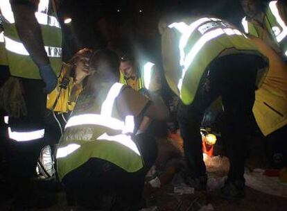 Los facultativos de Emergencias tratan de reanimar al hombre en el Parque de la Chimenea.