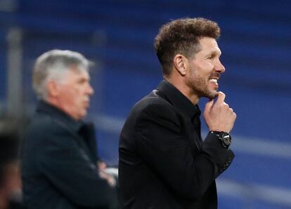 Diego Pablo Simeone, durante el Real Madrid-Atlético (2-0) disputado este domingo en el Santiago Bernabéu.