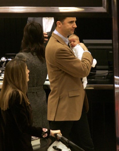 7 de diciembre de 2005. Sorprendido con su hija y doña Letizia mientras hacía las compras de Navidad en el centro comercial La Moraleja Green en Madrid.