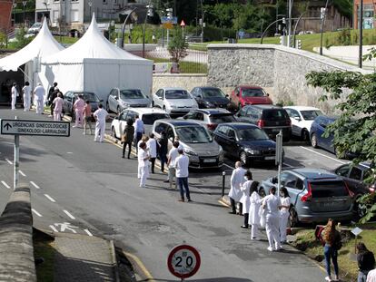 Cola de sanitarios para hacerse las pruebas PCR de coronavirus junto al hospital de Basurto, este viernes.