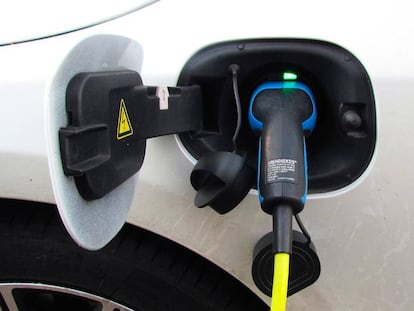 Un coche eléctrico conectado a un punto de carga.