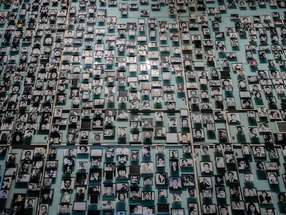 Fotografías de personas desaparecidas durante la dictadura en el Museo de la Memoria en Santiago (Chile).