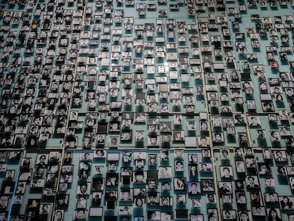 Fotografías de personas desaparecidas durante la dictadura en el Museo de la Memoria en Santiago (Chile).