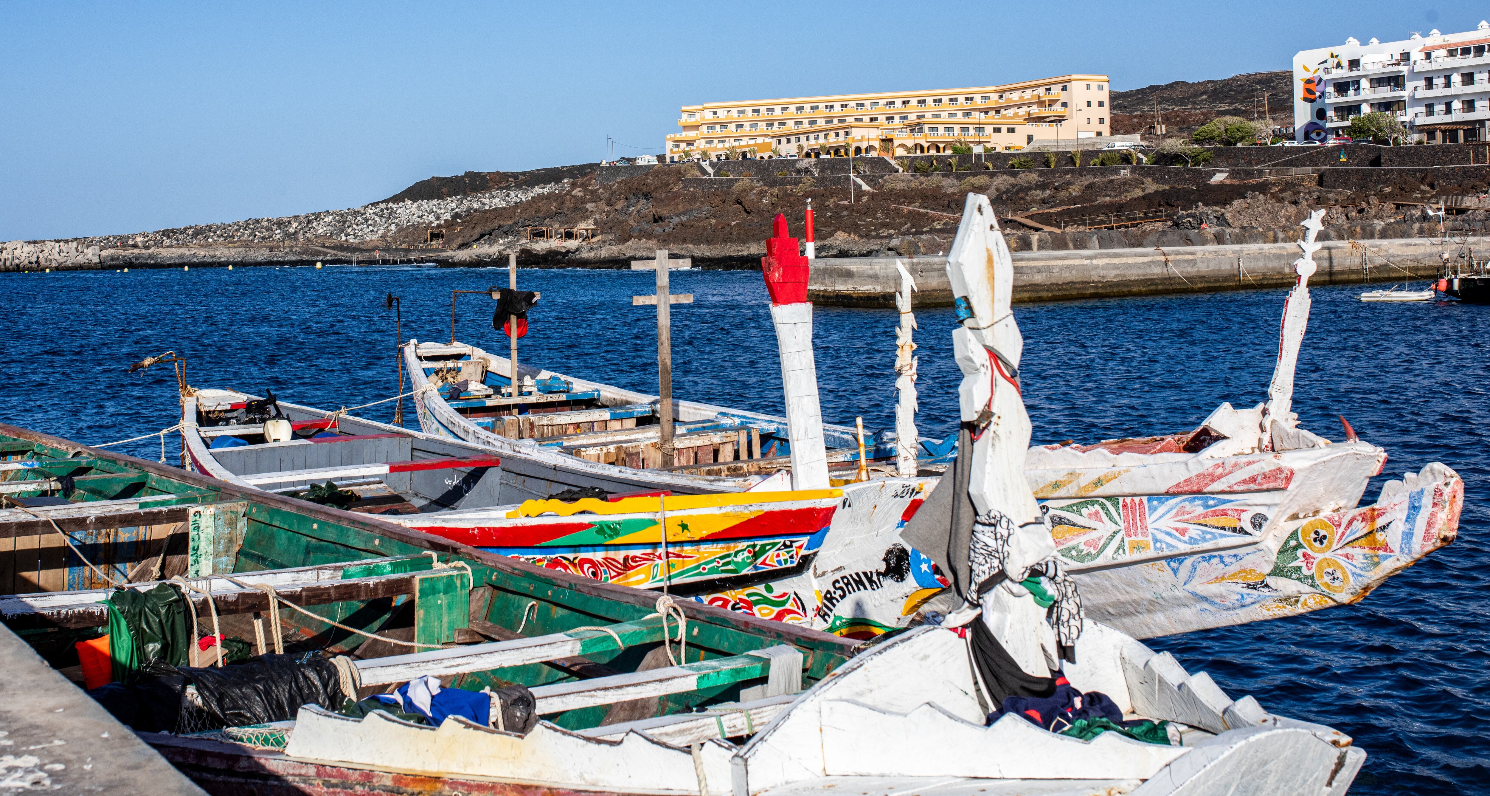 Embarcaciones empleadas por los migrantes para llegar a España, en el puerto de La Restinga. 