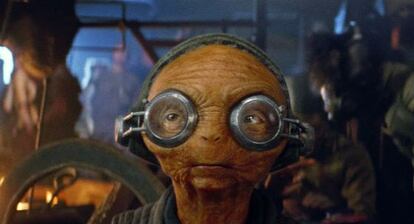 A personagem Maz Kanata em uma cena do filme.