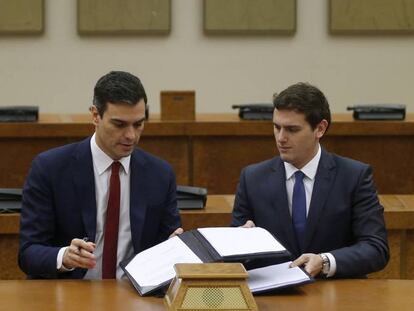 El dirigente socialista, Pedro S&aacute;nchez, y el l&iacute;der de Ciudadanos, Albert Rivera, firman el fallido acuerdo de investidura en febrero de 2016.