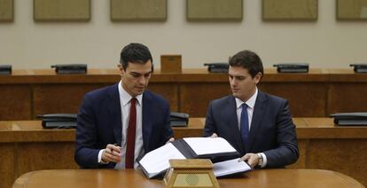 El dirigente socialista, Pedro S&aacute;nchez, y el l&iacute;der de Ciudadanos, Albert Rivera, firman el fallido acuerdo de investidura en febrero de 2016.