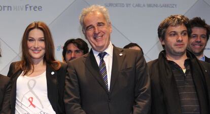 Carla Bruni-Sarkozy, Michel Kazatchkine (director ejecutivo del Fondo para combatir el SIDA, la tuberculosis y la malaria) y Julien Civange.