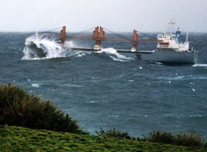 Una decena de boyas permitirá a barcos como este de la ría de A Coruña conocer el estado del mar antes de dejar puerto.